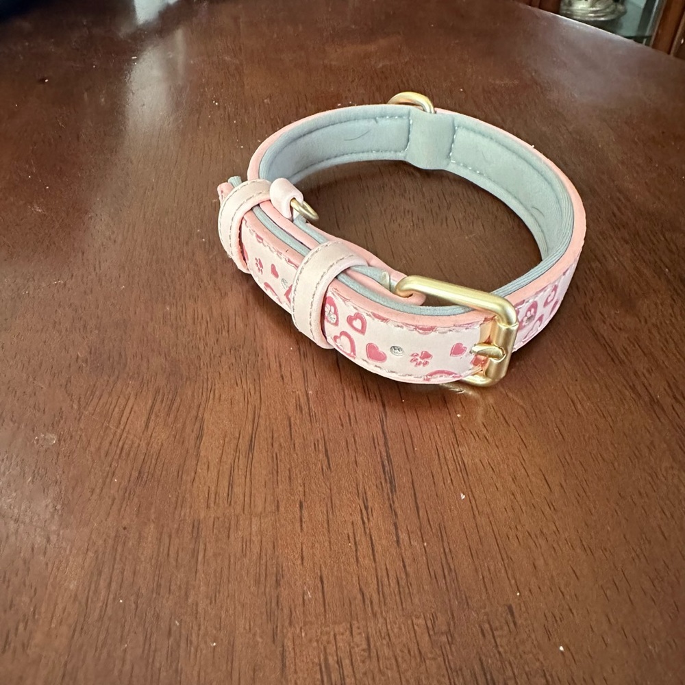 Nice pink dog collar never worn.‎